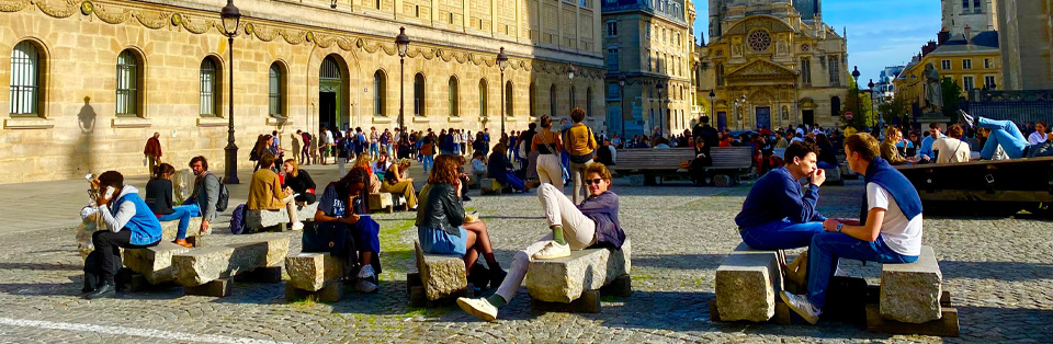 étudiants devant université sans tabac